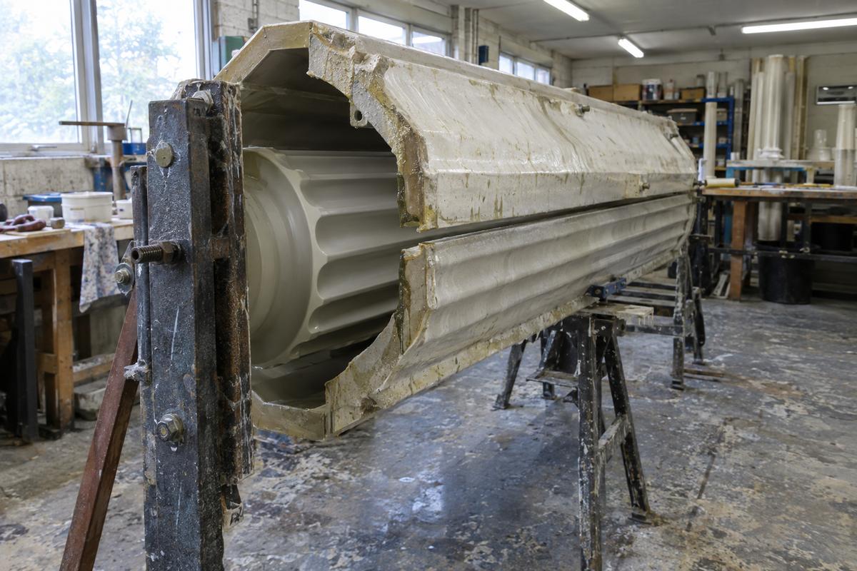 Fluted GRC column mould split along a flute arris