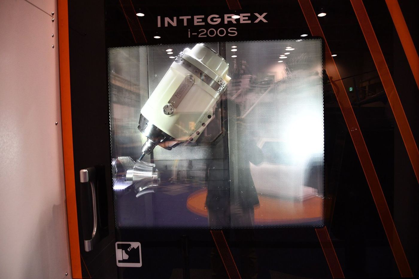 Multi-tasking machining centre with a tilting spindle.