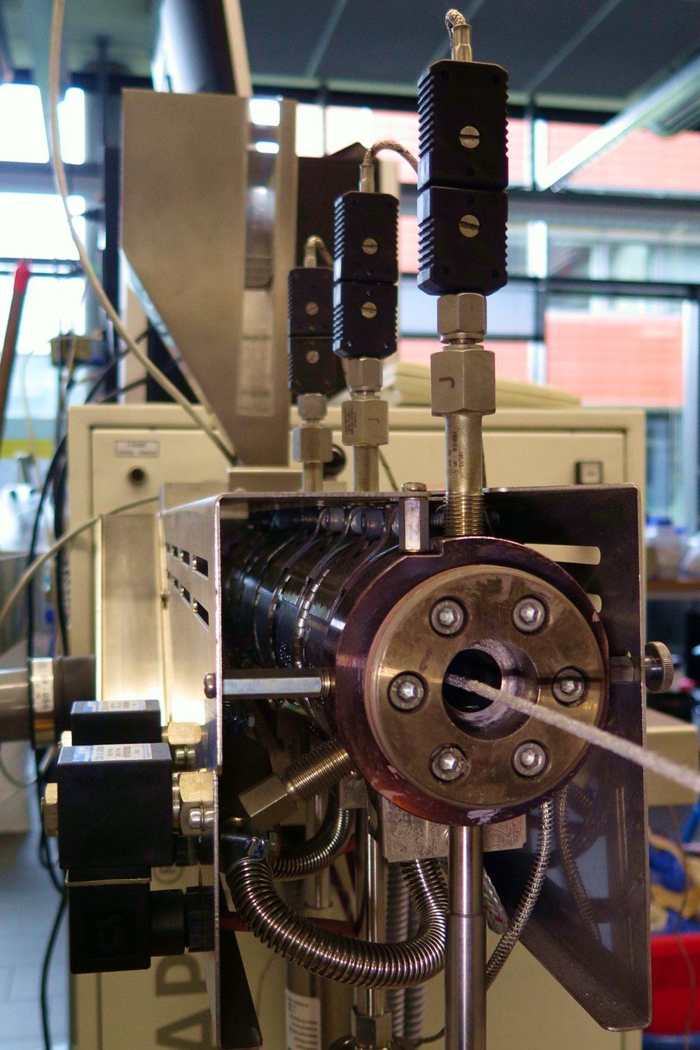 Extruder die head producing a continuous profile.